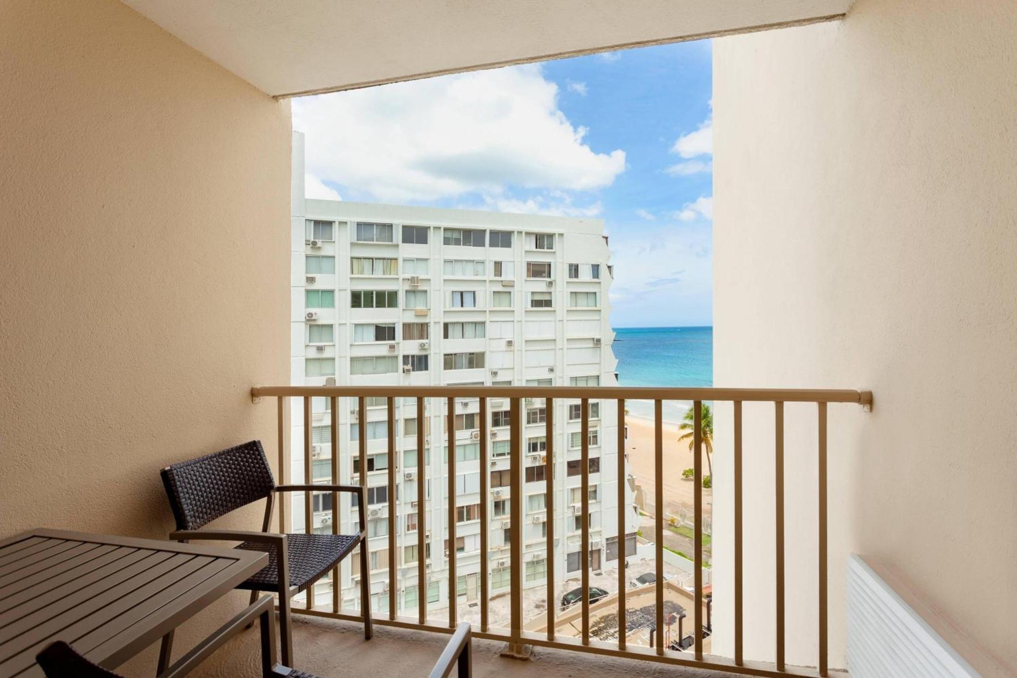 Courtyard By Marriott Isla Verde Beach Resort Сан-Хуан Екстер'єр фото